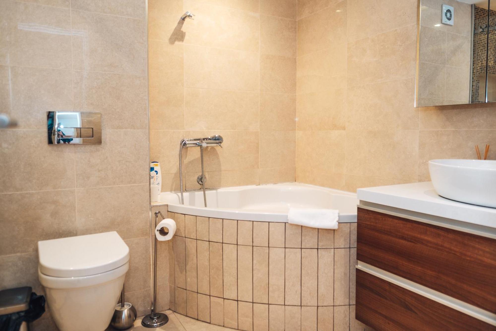 Crown Central Three Bedroom Apartment Belgrado Exterior foto